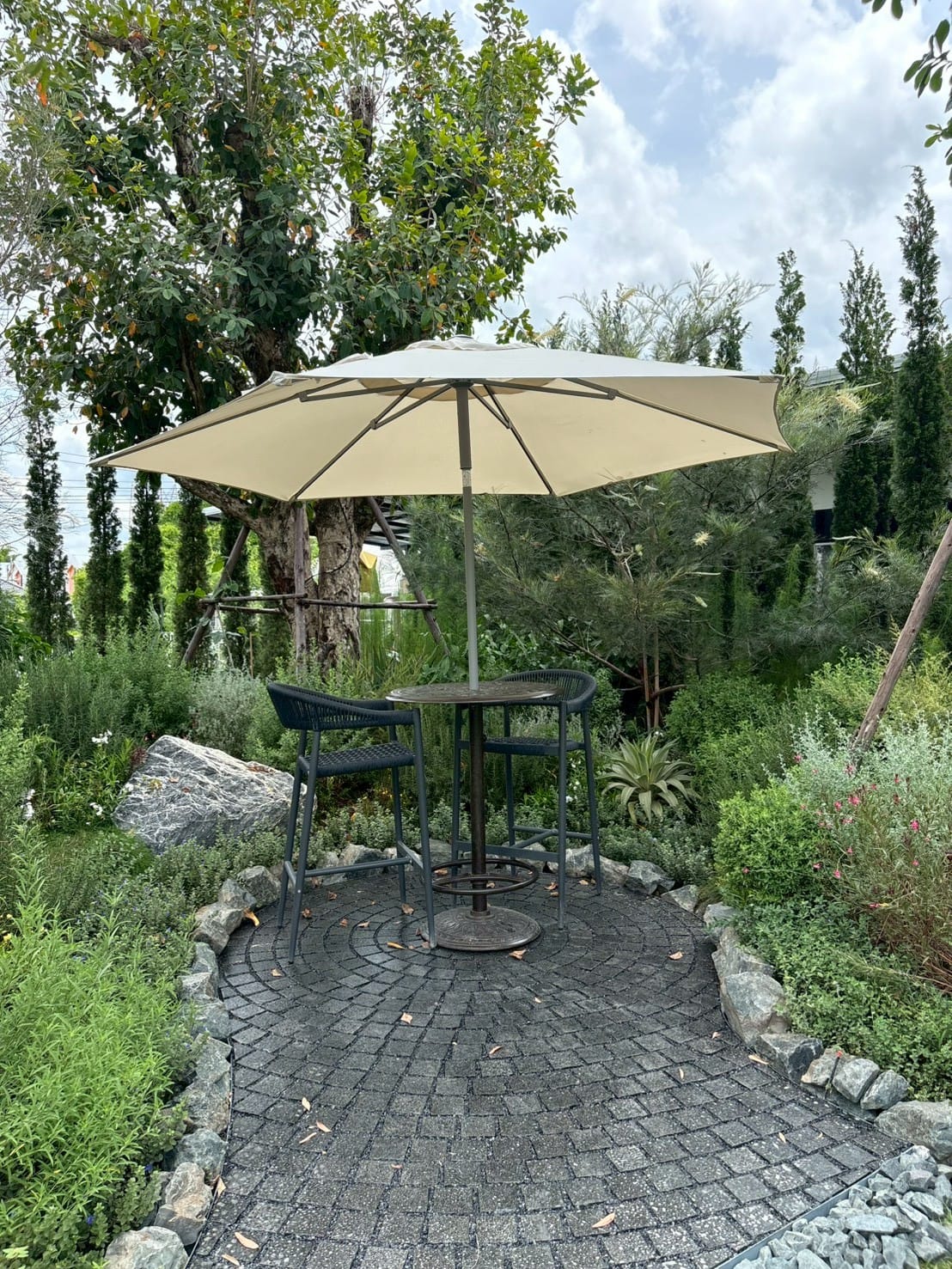 หินลูกเต๋าปูพื้น COBBLESTONE แบบวงกลม MODERN DECOR รุ่นซิมพลี ผิวพ่นไฟ ข้างตัดธรรมชาติ 50X50X3 ซม. หินธรรมชาติแกรนิตสีดำ_6